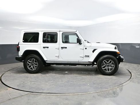 Used 2025 Jeep Wrangler Sahara image 12