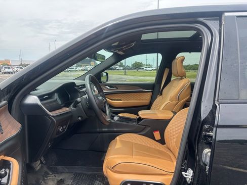 Used 2022 Jeep Grand Cherokee Summit w/ Luxury Tech Group V AWD/4WD image 9
