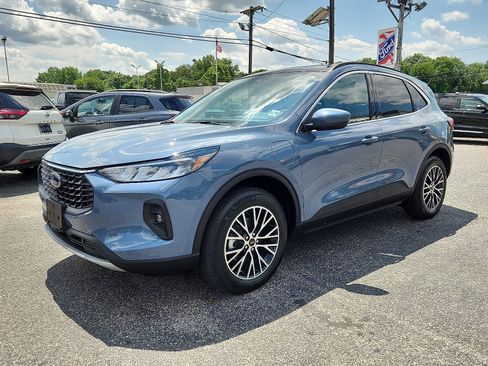 Certified 2025 Ford Escape SE image 3