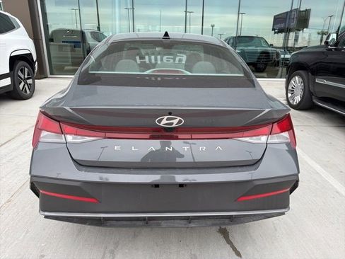 Used 2025 Hyundai Elantra SE image 14