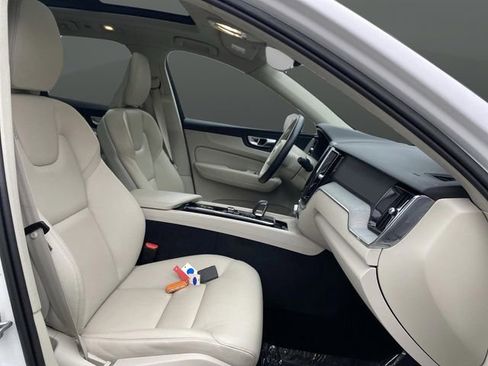Used 2023 Volvo XC60 B5 Plus image 27