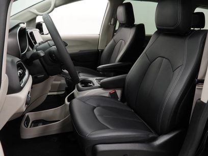Certified 2024 Chrysler Pacifica Touring-L