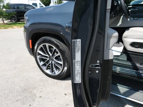 Used 2025 Jeep Wagoneer Series III w/ Premium Group I AWD/4WD image 44