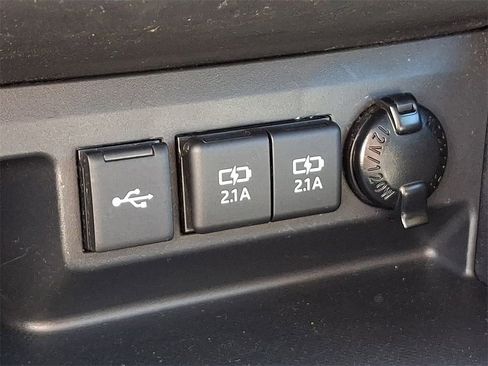 Used 2020 Toyota Highlander XLE image 26