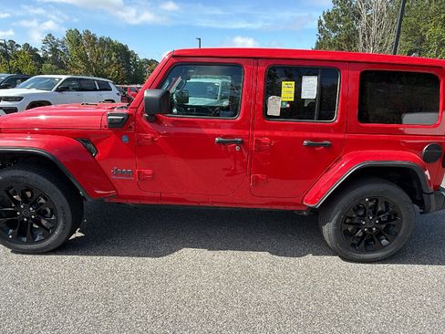 Used 2025 Jeep Wrangler Unlimited Sahara w/ Safety Group AWD/4WD image 11