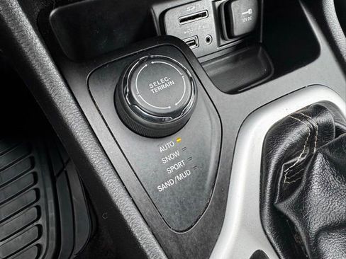 Used 2018 Jeep Cherokee Latitude Plus w/ Comfort/Convenience Group AWD/4WD image 26