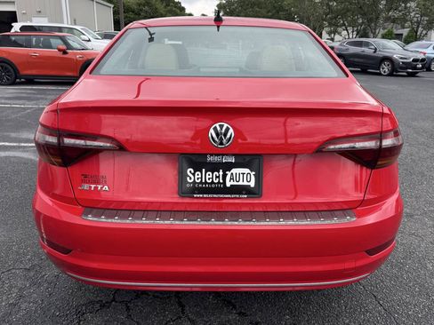 Used 2019 Volkswagen Jetta SEL w/ Cold Weather Package FWD image 4