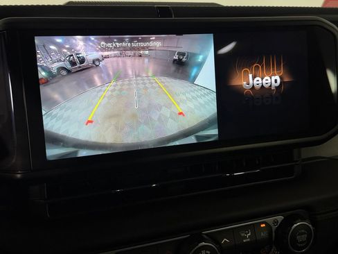 Used 2026 Jeep Wrangler Unlimited Sahara AWD/4WD image 19