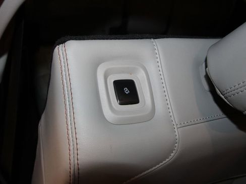 Used 2025 Ford Expedition Active image 31