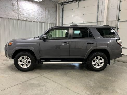 Used 2020 Toyota 4Runner SR5 Premium w/ Moonroof Package AWD/4WD image 22