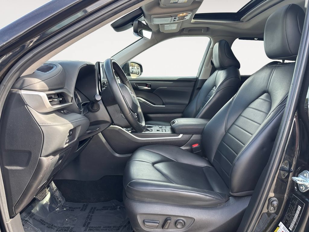 Used 2024 Toyota Highlander XLE AWD/4WD image 9