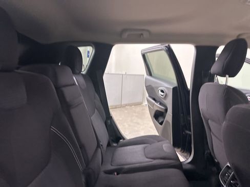 Used 2015 Jeep Cherokee Latitude w/ Comfort/Convenience Group image 25