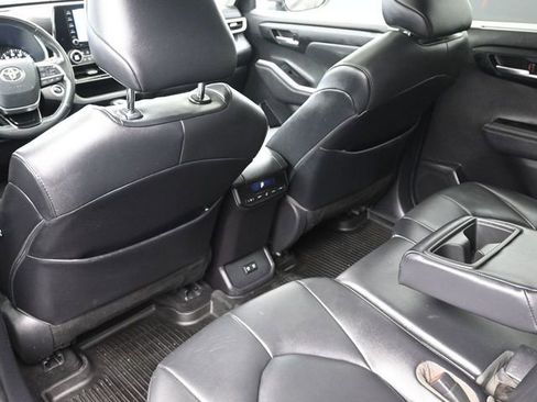 Certified 2021 Toyota Highlander XLE image 27