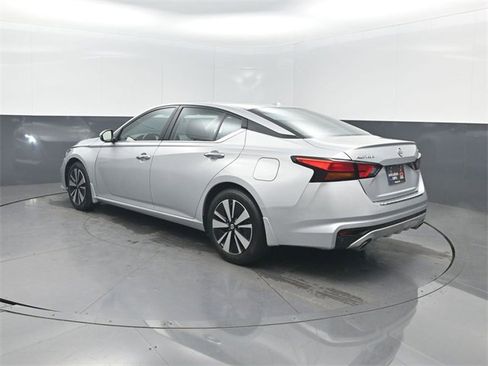 Used 2022 Nissan Altima 2.5 SV w/ SV Premium Package image 3