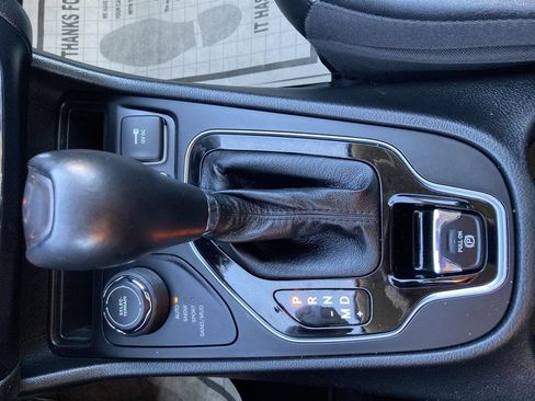 Used 2023 Jeep Cherokee Altitude Lux image 35