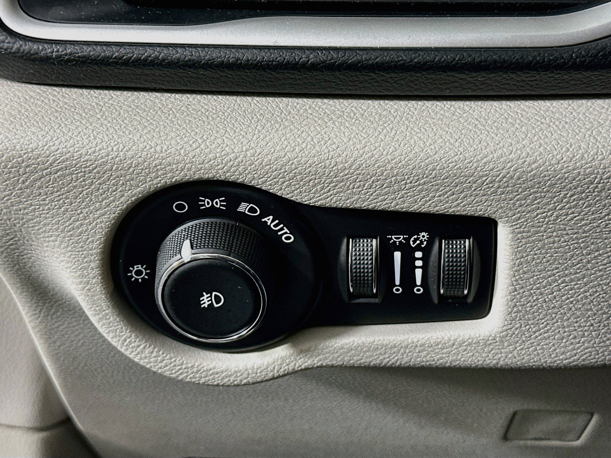Used 2018 Chrysler Pacifica Touring Plus w/ Tire & Wheel Group FWD image 16