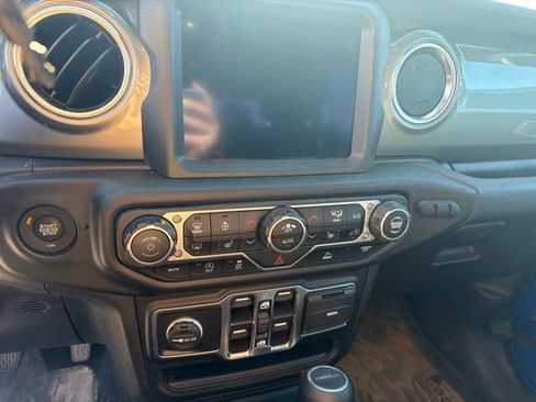 Used 2022 Jeep Gladiator Overland w/ LED Lighting Group AWD/4WD image 6
