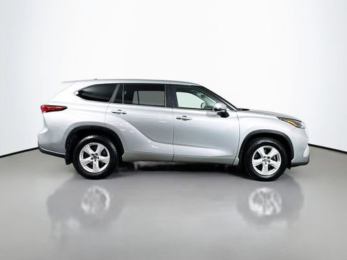 Used 2023 Toyota Highlander LE AWD/4WD image 9