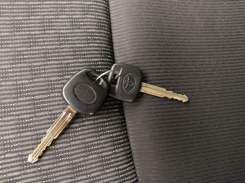 Used 2017 Toyota Yaris L image 32