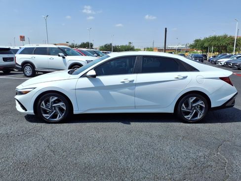 Certified 2025 Hyundai Elantra Limited FWD image 2