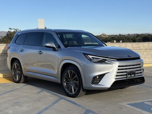 New 2026 Lexus TX 550h AWD Plug-In Hybrid image 2