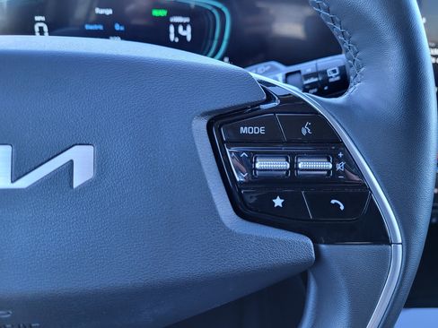 Used 2023 Kia Niro SX Touring image 21