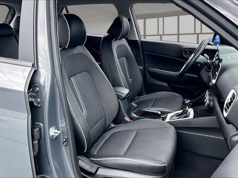 Used 2025 Hyundai Venue Limited FWD image 7
