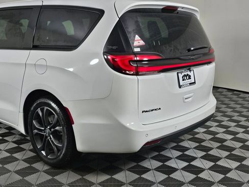 New 2026 Chrysler Pacifica Select image 13
