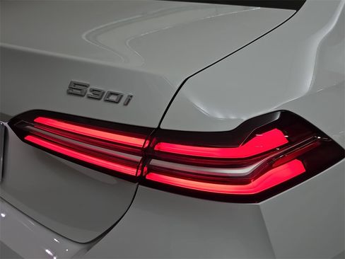 Used 2025 BMW 530i xDrive 530i xDrive w/ Premium Package image 35