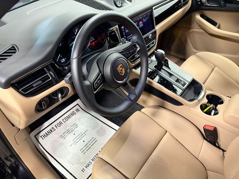 Used 2025 Porsche Macan image 4