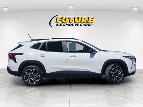 Used 2025 Chevrolet Trax RS w/ Driver Confidence Package FWD image 3