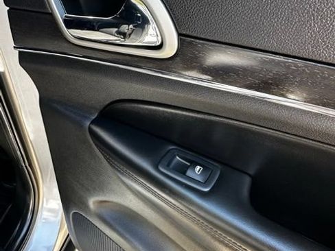 Used 2018 Jeep Grand Cherokee Limited AWD/4WD image 18