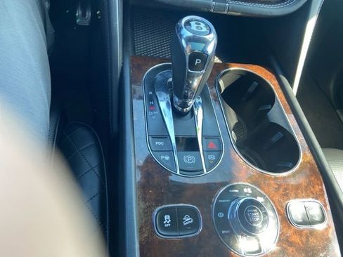 Used 2018 Bentley Bentayga image 12