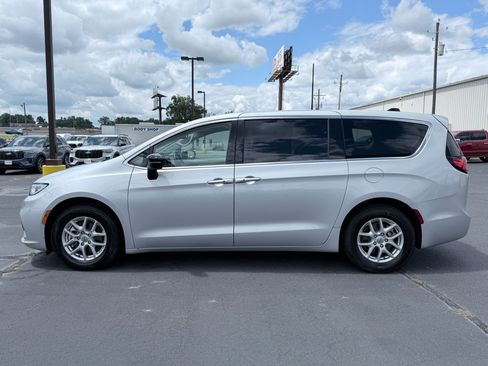 Used 2024 Chrysler Pacifica Touring-L FWD image 5