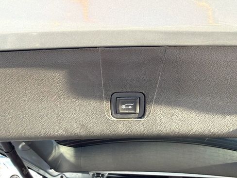 Used 2023 Chevrolet Traverse LT w/ LT Premium Package AWD/4WD image 14
