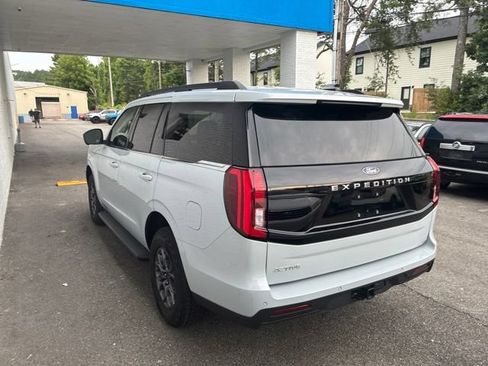 Used 2025 Ford Expedition Active RWD image 14