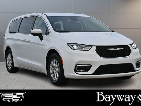 Used 2023 Chrysler Pacifica Touring-L FWD image 4