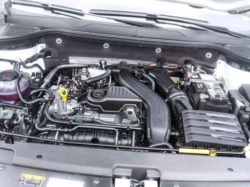 Used 2025 Volkswagen Taos SE image 36