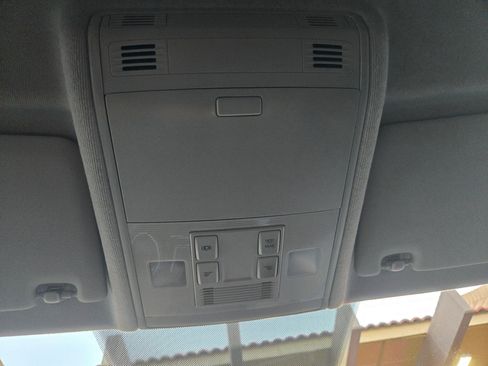 Used 2018 Volkswagen Tiguan S image 65