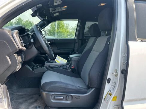 Used 2020 Toyota Tacoma TRD Off-Road AWD/4WD image 16