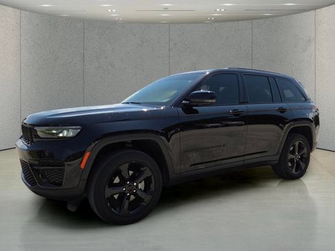 Used 2023 Jeep Grand Cherokee Altitude RWD image 10