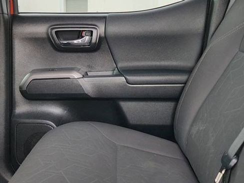 Used 2018 Toyota Tacoma TRD Sport AWD/4WD image 15
