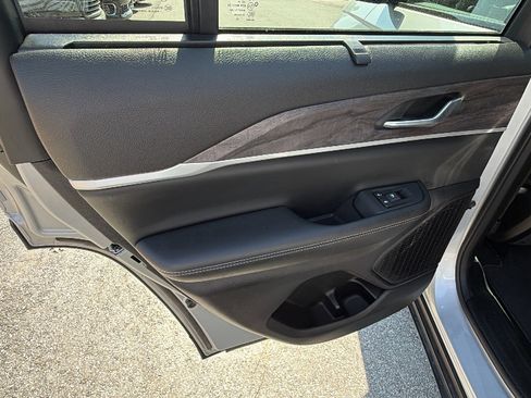 Used 2024 Jeep Grand Cherokee Limited w/ Luxury Tech Group II image 23