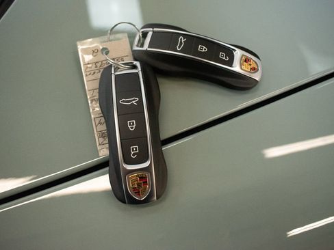 Certified 2025 Porsche 911 Carrera T RWD image 34