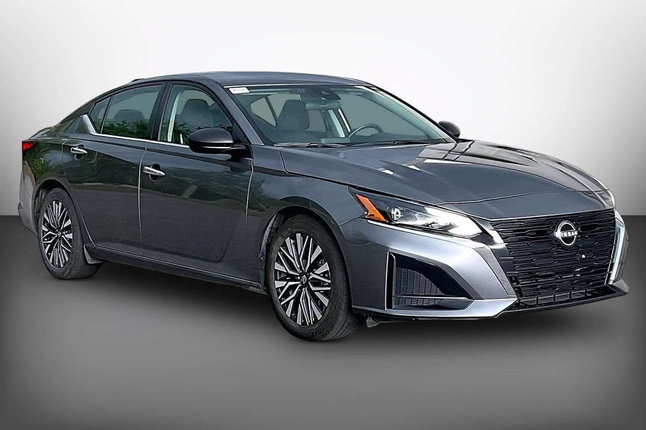Used 2024 Nissan Altima 2.5 SV FWD image 2
