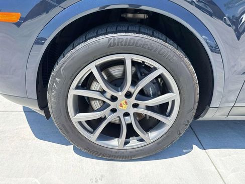 Certified 2024 Porsche Cayenne AWD/4WD image 8