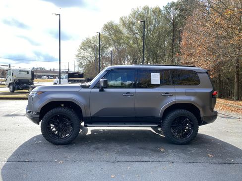 Used 2025 Lexus GX 550 w/ Cold Area Package image 6