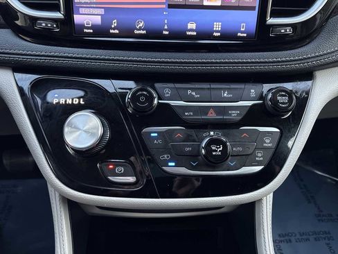 Used 2023 Chrysler Pacifica Limited image 29
