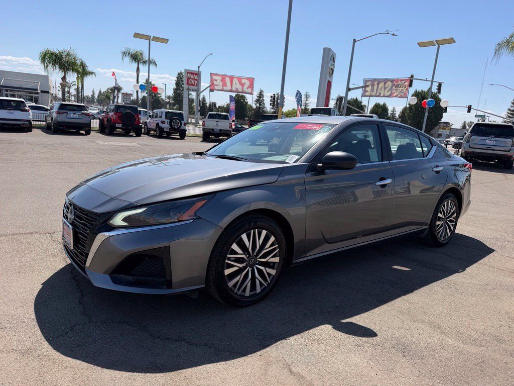 Used 2025 Nissan Altima 2.5 SV FWD image 3