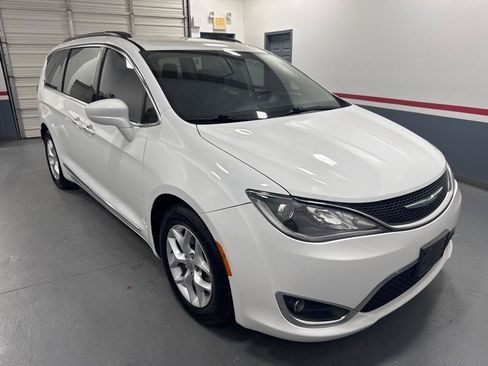 Used 2017 Chrysler Pacifica Touring-L w/ Tire & Wheel Group FWD image 2